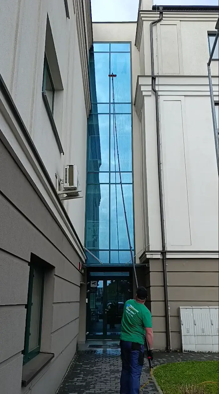 mycie przeszkleń tyczką